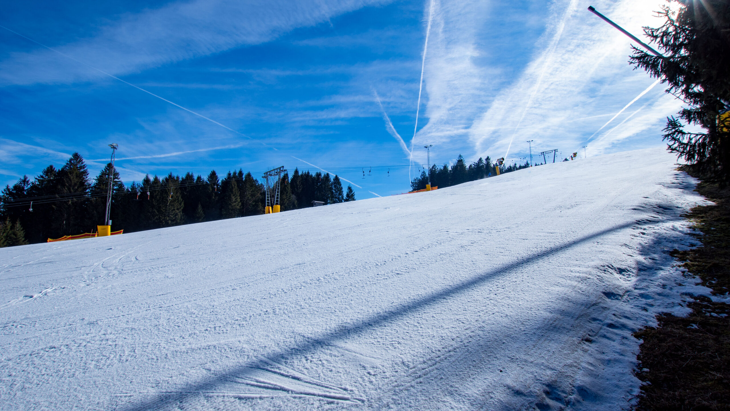 Malerische Skipisten im Bayerischen Wald laden zu sportlichen Tagen ein