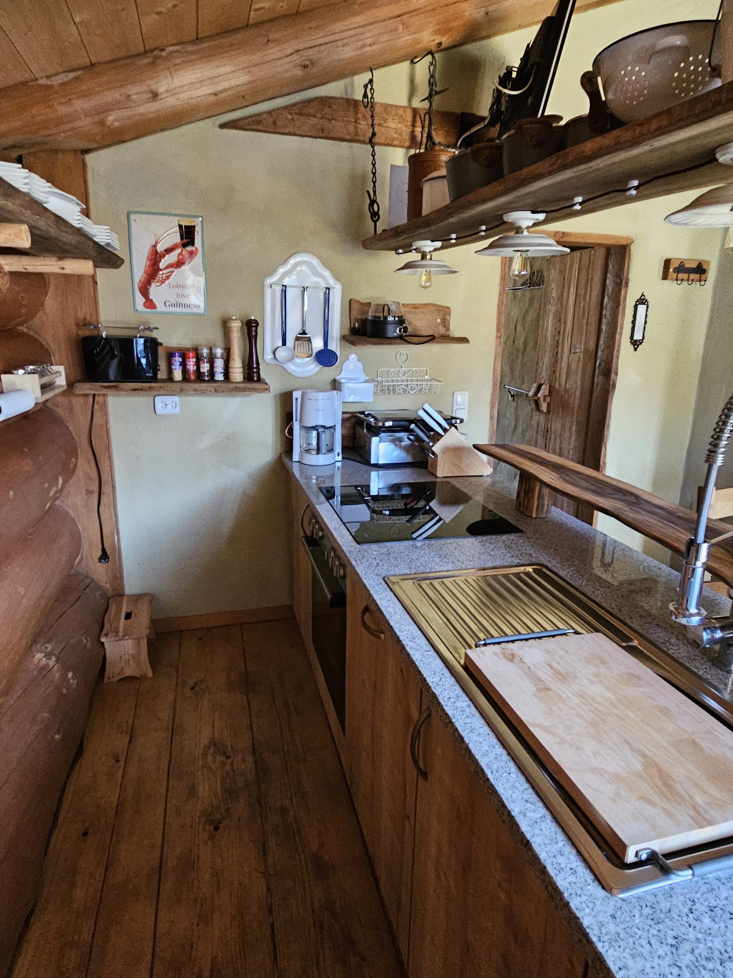 Die voill ausgestattete rustikale Küche im Ferienhaus lässt keine Wünsche offen - bereiten Sie ihr Essen selbst zu oder gehen Sie in den umliegenden Restaurants auf Schlemmertour