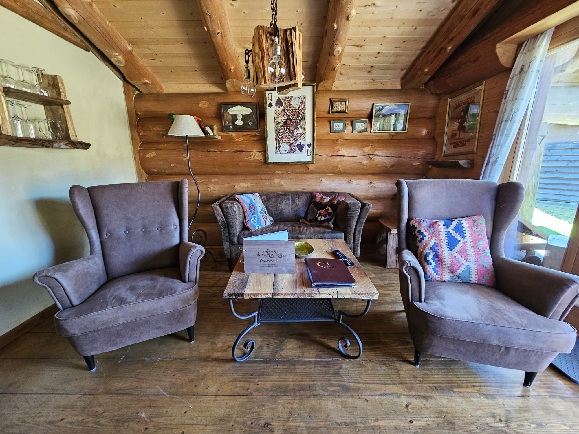 Bequeme Sitzmöglichkeiten im rustikalen Charme - ideal für gemütliche Abende oder zum Aufwärmen im WInter.