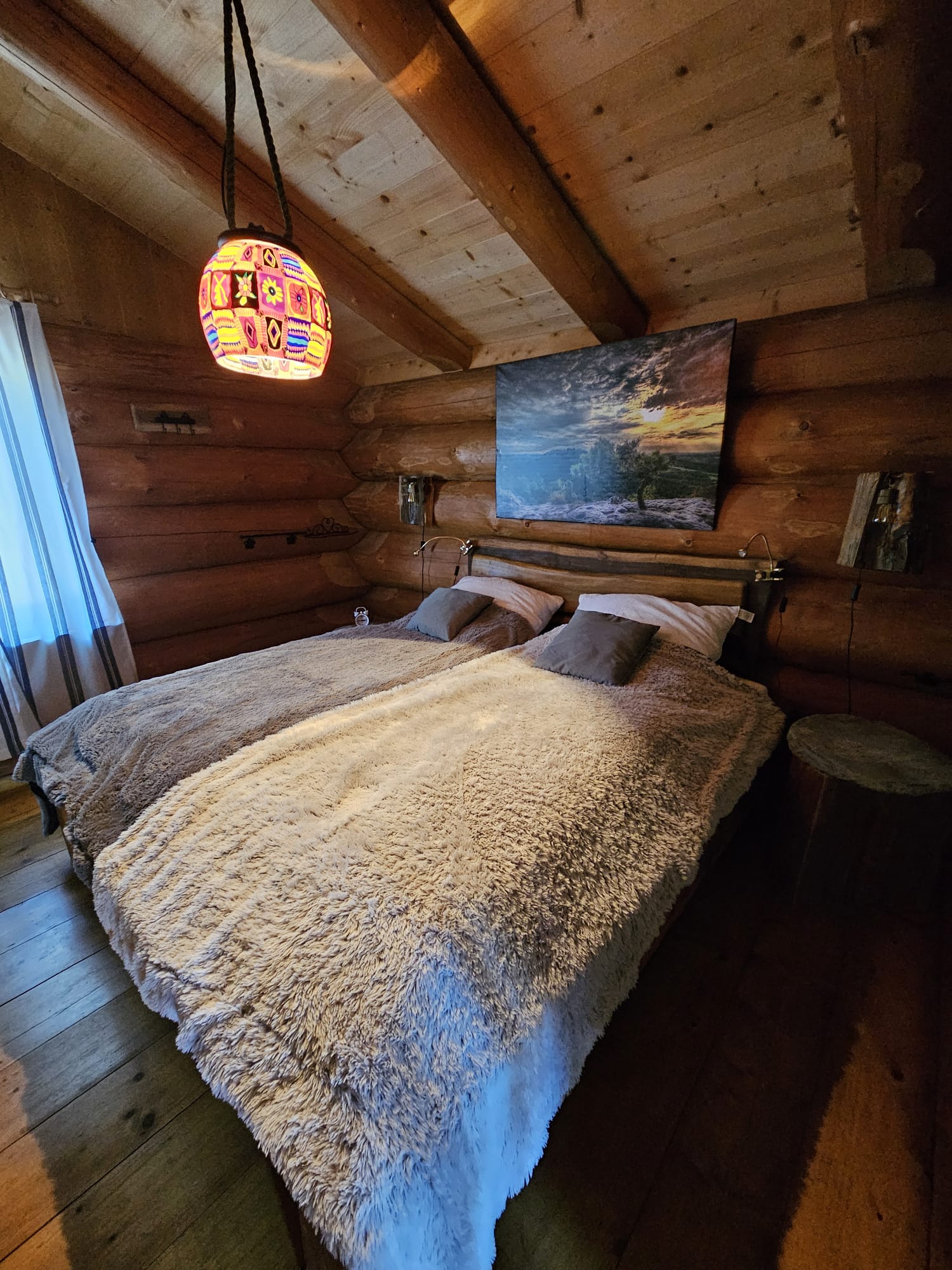 In einem Schlafzimmer finden Sie ein gemütliches Doppelbett