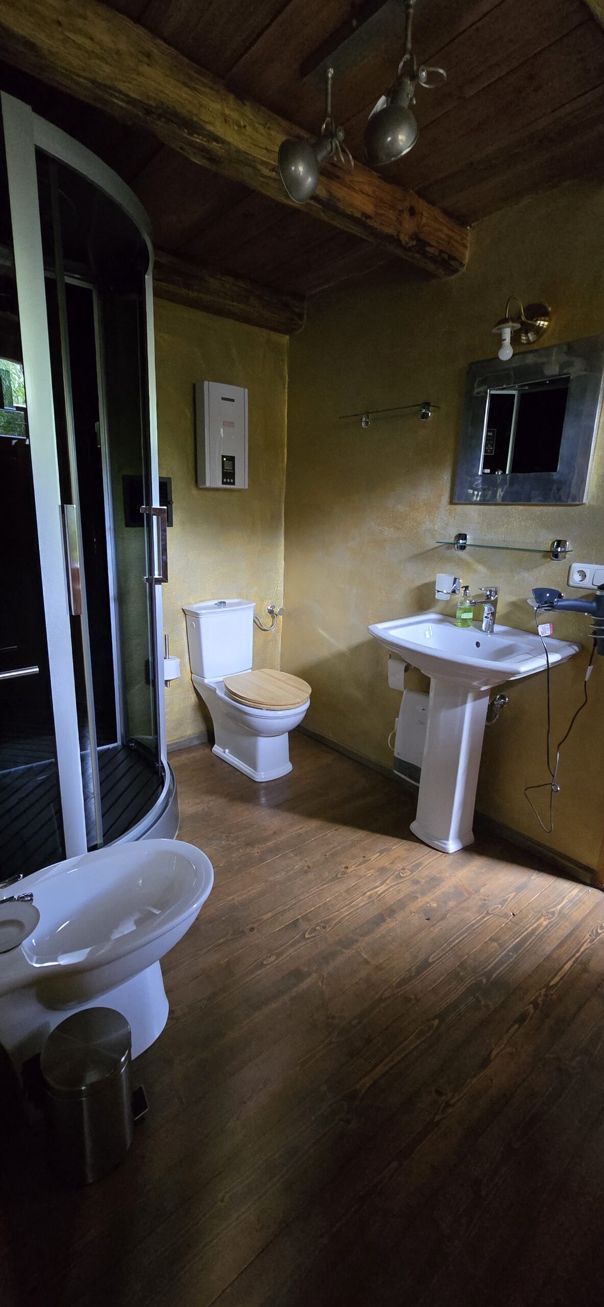 Das modern-rustikal eingerichtete Bad des Ferienhauses Birnbaum im Bayerischen Wald