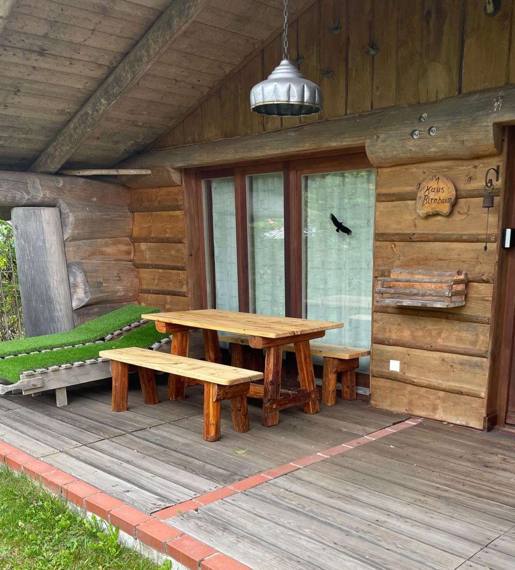 Lassen Sie die Seele auf den rustikalen Möbeln der Terrasse baumeln.